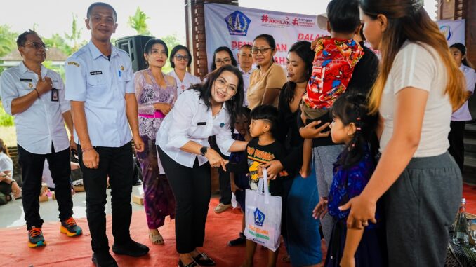 Ketua TP PKK Badung, Nyonya Rasniathi Adi Arnawa, menghadiri kegiatan penyaluran paket olahan ikan di Balai Banjar Buangga, Desa Getasan, Kecamatan Petang, Badung, pada Rabu (13/5).- IST