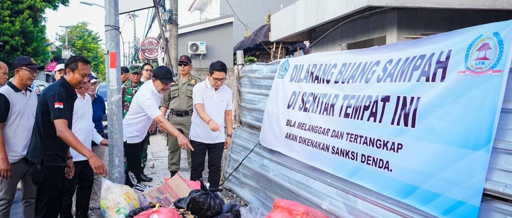 Bupati Wayan Adi Arnawa memimpin aksi Pengawasan dan Penegakan Hukum Lingkungan pada sektor Horeka serta sektor perdagangan di wilayah Kelurahan Kuta, Jumat (8/5) - IST
