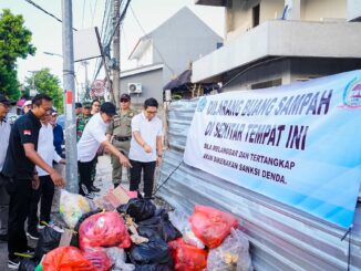 Bupati Wayan Adi Arnawa memimpin aksi Pengawasan dan Penegakan Hukum Lingkungan pada sektor Horeka serta sektor perdagangan di wilayah Kelurahan Kuta, Jumat (8/5) - IST