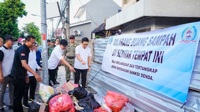 Bupati Wayan Adi Arnawa memimpin aksi Pengawasan dan Penegakan Hukum Lingkungan pada sektor Horeka serta sektor perdagangan di wilayah Kelurahan Kuta, Jumat (8/5) - IST