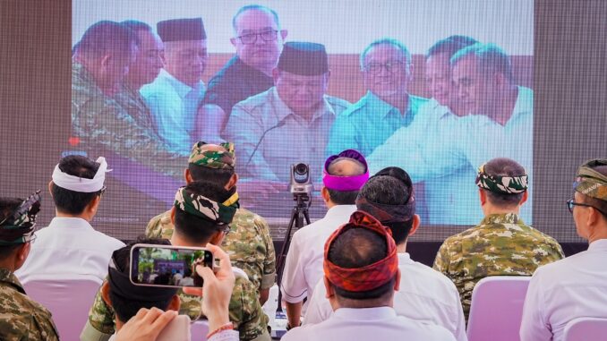 Bupati Wayan Adi Arnawa saat mendampingi Gubernur Bali Wayan Koster menghadiri Peresmian Operasionalisasi 1.061 Koperasi Desa Kelurahan Merah Putih secara virtual dari KDKMP Desa Sembung, Kecamatan Mengwi, Sabtu (16/5)- IST