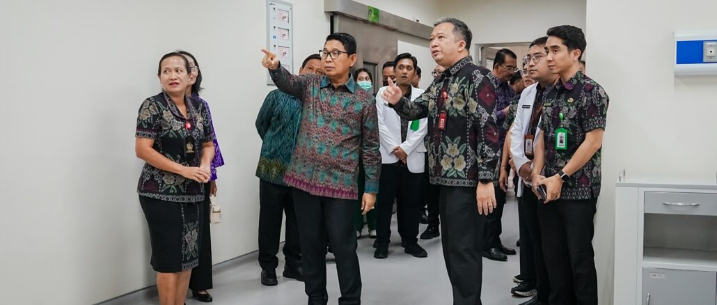 Bupati Wayan Adi Arnawa saat meninjau kesiapan operasional RSUD Giri Asih di Desa Blahkiuh, Kecamatan Abiansemal, Selasa (5/5).- IST