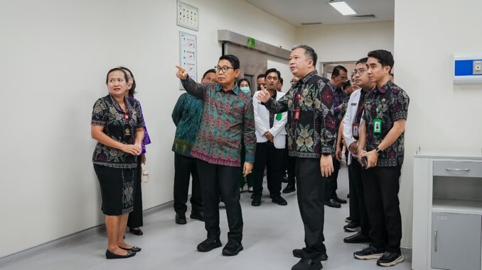 Bupati Wayan Adi Arnawa saat meninjau kesiapan operasional RSUD Giri Asih di Desa Blahkiuh, Kecamatan Abiansemal, Selasa (5/5).- IST