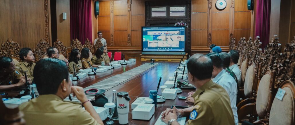 Bupati Wayan Adi Arnawa saat mengikuti Rakor Pengendalian Inflasi Daerah Tahun 2026 secara daring di Ruang Rapat Nayaka Gosana I, Puspem Badung, Senin (11/5).- IST