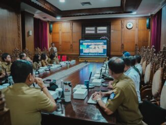 Bupati Wayan Adi Arnawa saat mengikuti Rakor Pengendalian Inflasi Daerah Tahun 2026 secara daring di Ruang Rapat Nayaka Gosana I, Puspem Badung, Senin (11/5).- IST