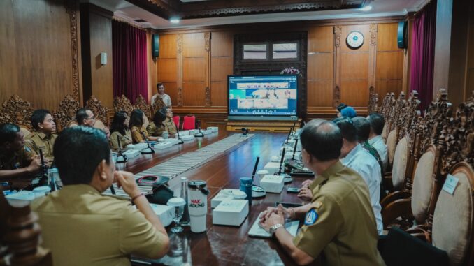Bupati Wayan Adi Arnawa saat mengikuti Rakor Pengendalian Inflasi Daerah Tahun 2026 secara daring di Ruang Rapat Nayaka Gosana I, Puspem Badung, Senin (11/5).- IST