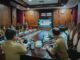 Bupati Wayan Adi Arnawa saat mengikuti Rakor Pengendalian Inflasi Daerah Tahun 2026 secara daring di Ruang Rapat Nayaka Gosana I, Puspem Badung, Senin (11/5).- IST