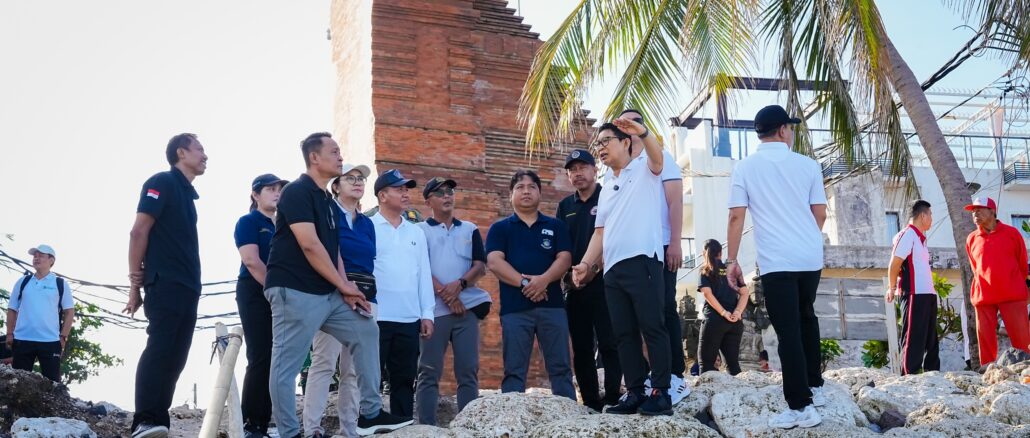 Bupati Wayan Adi Arnawa saat meninjau langsung kondisi lapangan usai kegiatan Kurve Pengawasan dan Penegakan Hukum Lingkungan di Kelurahan Kuta, Jumat (8/5).- IST