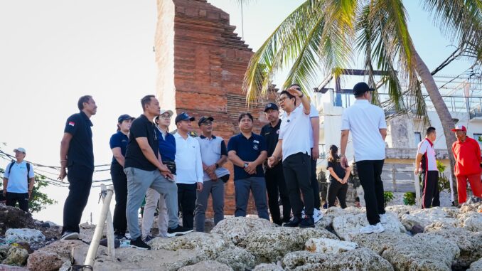 Bupati Wayan Adi Arnawa saat meninjau langsung kondisi lapangan usai kegiatan Kurve Pengawasan dan Penegakan Hukum Lingkungan di Kelurahan Kuta, Jumat (8/5).- IST