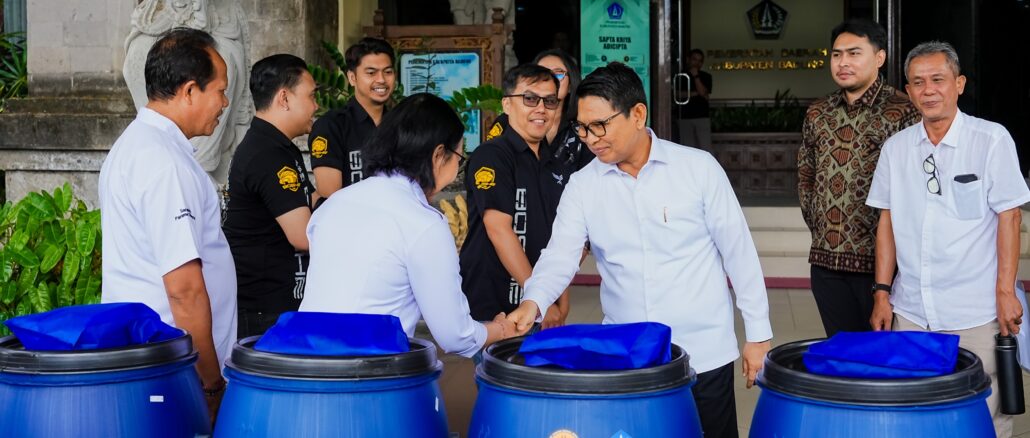 Bupati Wayan Adi Arnawa menerima bantuan tong komposter dan mesin pencacah sampah organik dari program TJSP/CSR Kabupaten Badung di lobi Kantor Bupati Badung, Puspem Badung, Rabu (6/5). - IST