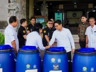 Bupati Wayan Adi Arnawa menerima bantuan tong komposter dan mesin pencacah sampah organik dari program TJSP/CSR Kabupaten Badung di lobi Kantor Bupati Badung, Puspem Badung, Rabu (6/5). - IST