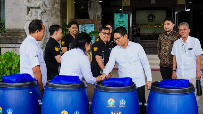 Bupati Wayan Adi Arnawa menerima bantuan tong komposter dan mesin pencacah sampah organik dari program TJSP/CSR Kabupaten Badung di lobi Kantor Bupati Badung, Puspem Badung, Rabu (6/5). - IST