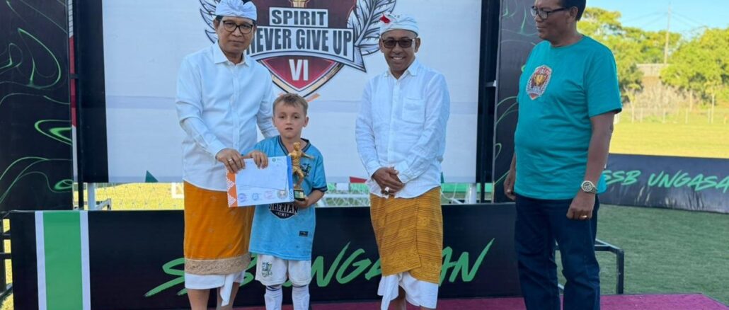 Bupati Adi Arnawa saat menghadiri Turnamen Sepak Bola Usia Dini Spirit Never Give Up Ke-6 di Lapangan Sepak Bola Desa Ungasan, Kuta Selatan, Jumat (29/5). - IST