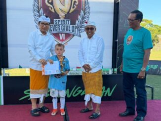 Bupati Adi Arnawa saat menghadiri Turnamen Sepak Bola Usia Dini Spirit Never Give Up Ke-6 di Lapangan Sepak Bola Desa Ungasan, Kuta Selatan, Jumat (29/5). - IST