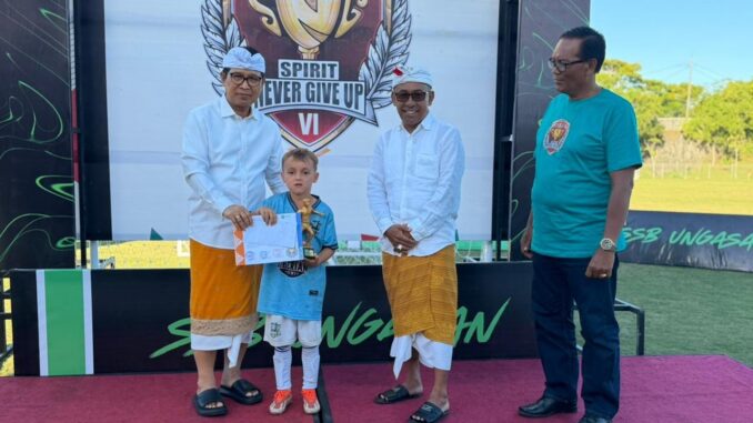 Bupati Adi Arnawa saat menghadiri Turnamen Sepak Bola Usia Dini Spirit Never Give Up Ke-6 di Lapangan Sepak Bola Desa Ungasan, Kuta Selatan, Jumat (29/5). - IST
