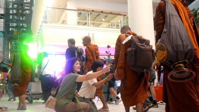 Kedatangan para Bikhu peserta Walk for Peace di Bandara Ngurah Rai, Bali - IST