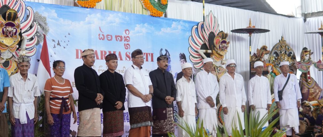 Dharma Santi bertema “Parasparam Bhawayantah Sreyah” di Gedung Serbaguna Desa Adat Gerokgak, Sabtu (9/5) - IST