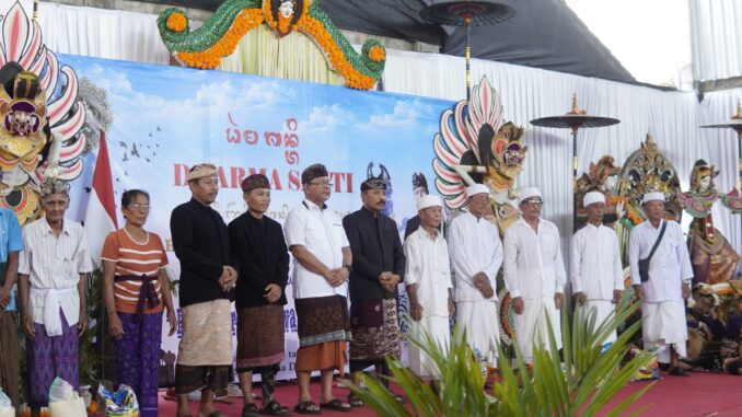 Dharma Santi bertema “Parasparam Bhawayantah Sreyah” di Gedung Serbaguna Desa Adat Gerokgak, Sabtu (9/5) - IST