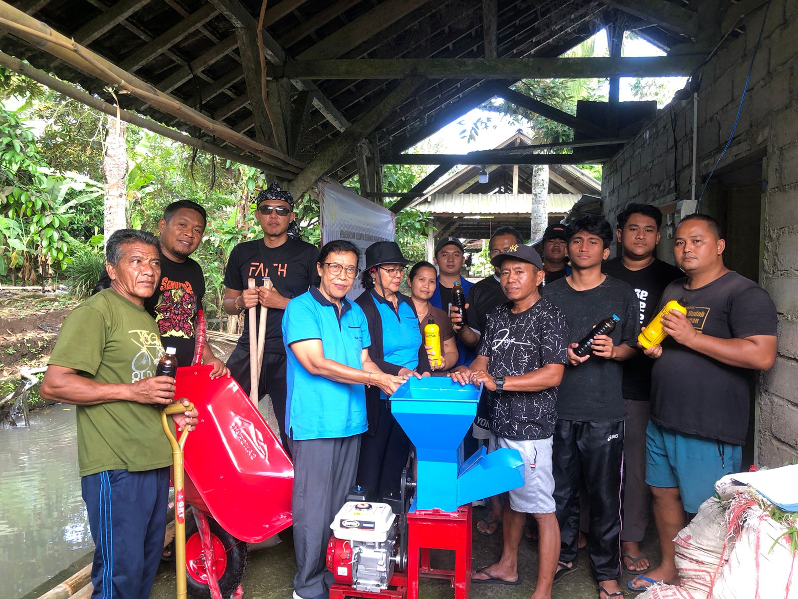 Pemberdayaan Kelompok Ketahanan Pangan Penebel Berlian Dalam Pengolahan Kotoran Sapi Menjadi Pupuk Organik Padat.- IST