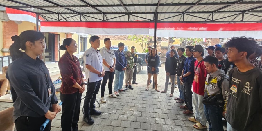 Kementerian Kelautan dan Perikanan (KKP) bersama International Organization of Migration (IOM), dan Destructive Fishing Watch (DFW) mengawal pemulangan para korban dugaan TPPO Kapal penangkap cumi Awindo 2A milik PT Awindo Intenasional, di Bali ke daerah masing-masing, 2 September 2025. Sumber foto : https://kkp.go.id/djpt/kkp-kawal-pemulangan-calon-awak-kapal-perikanan-korban-dugaan-tppo-w03w/detail.html.