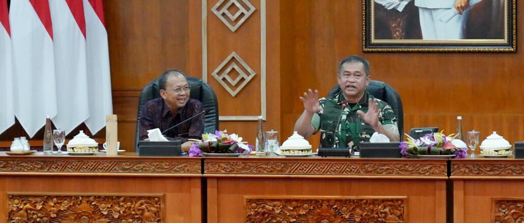 Kepala Staf Angkatan Darat (KSAD) Jenderal TNI Maruli Simanjuntak (kanan) bersama Gubernur Bali Wayan Koster - IST