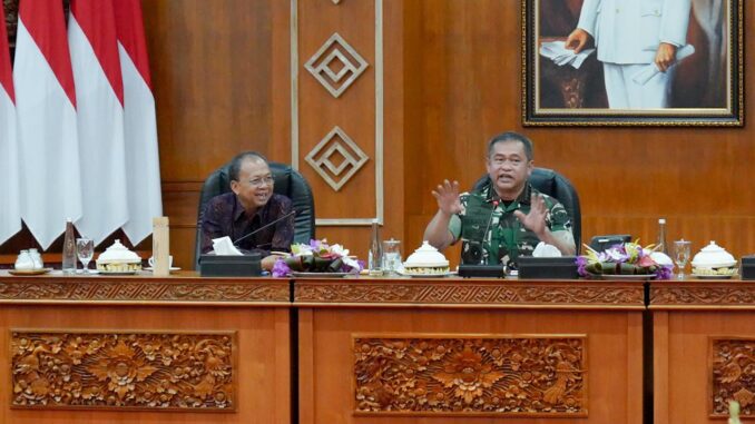 Kepala Staf Angkatan Darat (KSAD) Jenderal TNI Maruli Simanjuntak (kanan) bersama Gubernur Bali Wayan Koster - IST