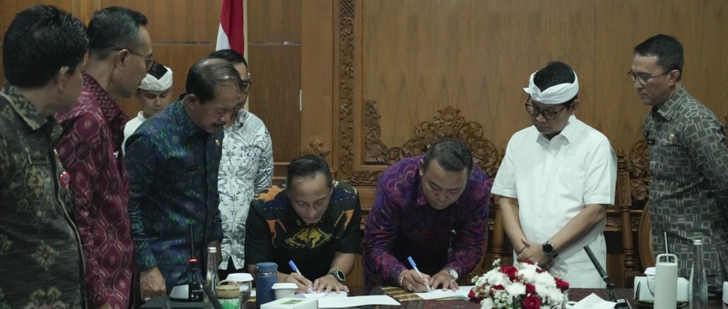 Penandatanganan kerjasama memperluas akses produk-produk pertanian antara Perumda Pasar Mangu Giri Sedana dengan PT. Brilliant Ecommerce Berjaya. di sela acara rapat HLM terkait upaya mewujudkan ketahanan pangan dan pengendalian inflasi menjelang hari besar keagamaan di ruang rapat Nayaka Gosana I, Puspem Badung, Selasa (19/5), - IST