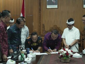 Penandatanganan kerjasama memperluas akses produk-produk pertanian antara Perumda Pasar Mangu Giri Sedana dengan PT. Brilliant Ecommerce Berjaya. di sela acara rapat HLM terkait upaya mewujudkan ketahanan pangan dan pengendalian inflasi menjelang hari besar keagamaan di ruang rapat Nayaka Gosana I, Puspem Badung, Selasa (19/5), - IST