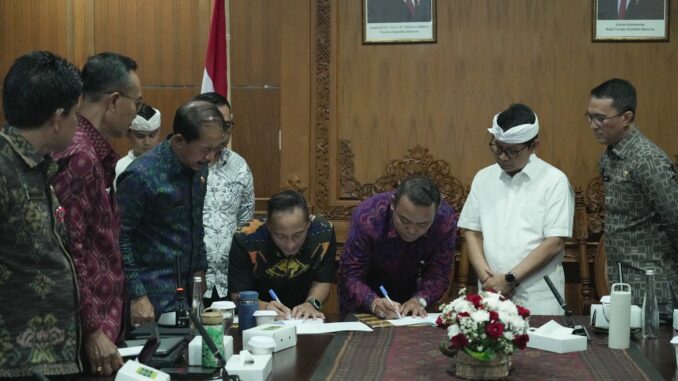 Penandatanganan kerjasama memperluas akses produk-produk pertanian antara Perumda Pasar Mangu Giri Sedana dengan PT. Brilliant Ecommerce Berjaya. di sela acara rapat HLM terkait upaya mewujudkan ketahanan pangan dan pengendalian inflasi menjelang hari besar keagamaan di ruang rapat Nayaka Gosana I, Puspem Badung, Selasa (19/5), - IST