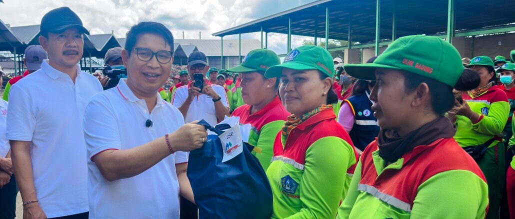 Bupati Wayan Adi Arnawa memberikan bantuan paket sembako bagi petugas kebersihan dari DLHK Badung di TPST Mengwitani, Jumat (8/5).- IST