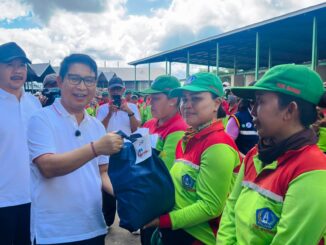 Bupati Wayan Adi Arnawa memberikan bantuan paket sembako bagi petugas kebersihan dari DLHK Badung di TPST Mengwitani, Jumat (8/5).- IST