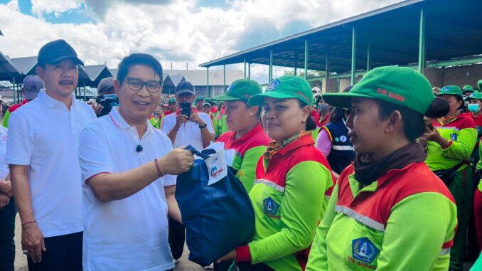 Bupati Wayan Adi Arnawa memberikan bantuan paket sembako bagi petugas kebersihan dari DLHK Badung di TPST Mengwitani, Jumat (8/5).- IST
