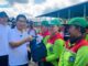Bupati Wayan Adi Arnawa memberikan bantuan paket sembako bagi petugas kebersihan dari DLHK Badung di TPST Mengwitani, Jumat (8/5).- IST