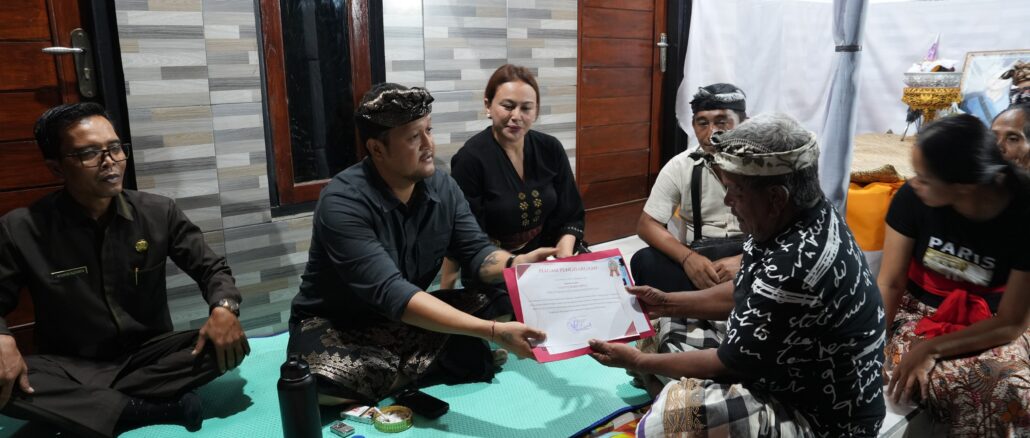 Wabup Bagus Alit Sucipta didampingi Nyonya Yunita Bagus Sucipta menyerahkan penghargaan tertib administrasi pengurusan akta kematian kepada keluarga almarhum di Kecamatan Abiansemal, Rabu (20/5). - IST