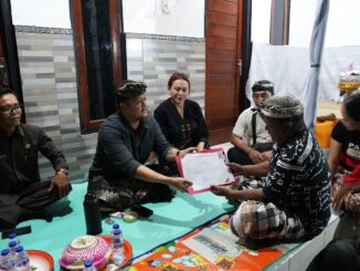 Wabup Bagus Alit Sucipta didampingi Nyonya Yunita Bagus Sucipta menyerahkan penghargaan tertib administrasi pengurusan akta kematian kepada keluarga almarhum di Kecamatan Abiansemal, Rabu (20/5). - IST