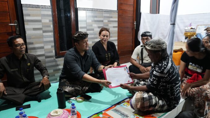 Wabup Bagus Alit Sucipta didampingi Nyonya Yunita Bagus Sucipta menyerahkan penghargaan tertib administrasi pengurusan akta kematian kepada keluarga almarhum di Kecamatan Abiansemal, Rabu (20/5). - IST