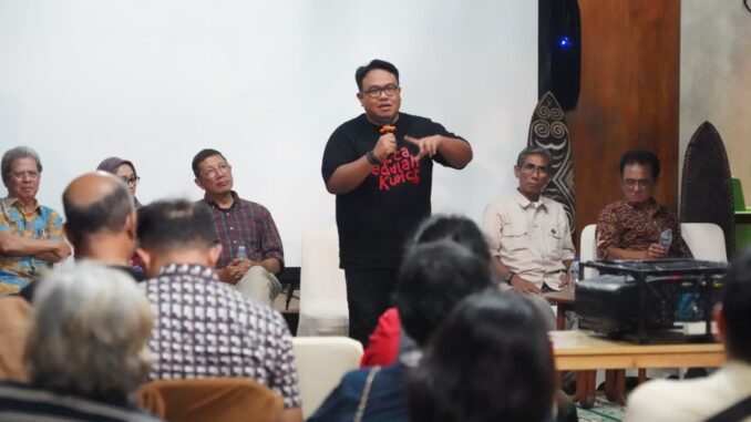 Sutradara Film Pesta Babi Dandy Laksono saat nonton bareng (nobar) dan diskusi film “Pesta Babi”, Rabu (20/5/2026) yang diinisiasi Institut Harkat Negeri -IST