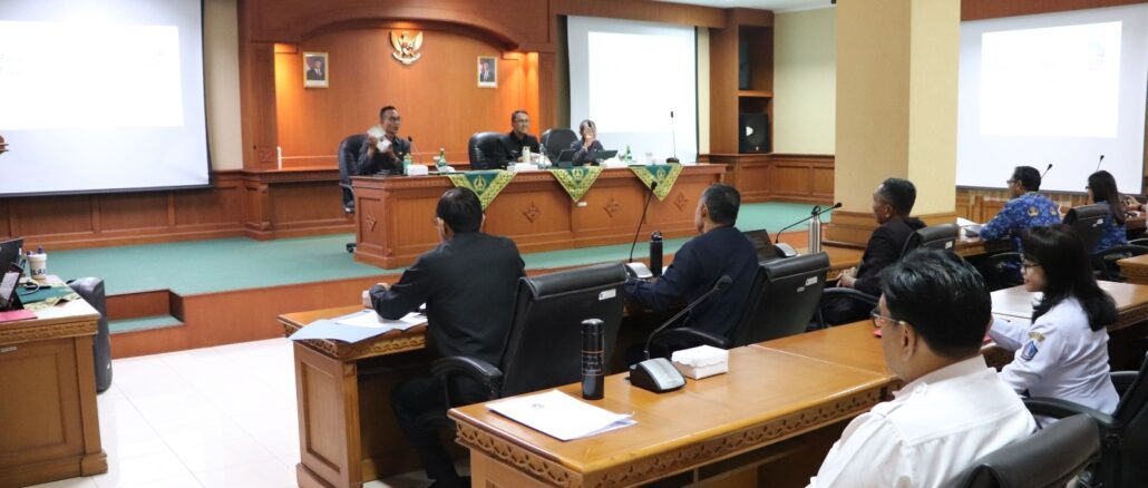 Sekda Surya Suamba memimpin rapat evaluasi dan Pengendalian Pelaksanaan APBD Badung 2026 Triwulan I, di ruang pertemuan Kantor BKPSDM, Puspem Badung, Selasa (20/5). - IST