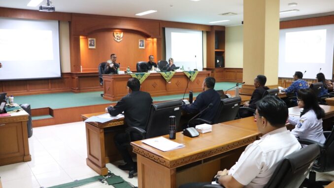 Sekda Surya Suamba memimpin rapat evaluasi dan Pengendalian Pelaksanaan APBD Badung 2026 Triwulan I, di ruang pertemuan Kantor BKPSDM, Puspem Badung, Selasa (20/5). - IST