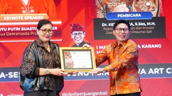 Bunda Putri saat menjadi pembicara utama dalam Sosialisasi Sertifikasi Kekayaan Intelektual yang diadakan DPD PDI Perjuangan Bali di Gedung Ksirarnawa, Art Centre Denpasar, Minggu (24/5). - IST