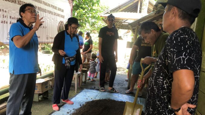 Pemberdayaan Kelompok Ketahanan Pangan Penebel Berlian Dalam Pengolahan Kotoran Sapi Menjadi Pupuk Organik Padat.- IST