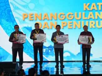 Bupati Wayan Adi Arnawa menerima penghargaan Terbaik I Kategori Penanggulangan Kemiskinan dan Penurunan Stunting Tingkat Kabupaten dari Menteri PKP RI, Maruarar Sirait di Grand Ballroom Yogyakarta Marriott Hotel, DI Yogyakarta, Kamis (4/6).- IST