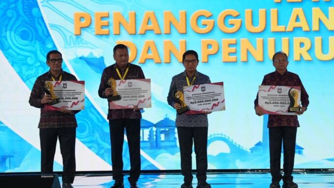 Bupati Wayan Adi Arnawa menerima penghargaan Terbaik I Kategori Penanggulangan Kemiskinan dan Penurunan Stunting Tingkat Kabupaten dari Menteri PKP RI, Maruarar Sirait di Grand Ballroom Yogyakarta Marriott Hotel, DI Yogyakarta, Kamis (4/6).- IST