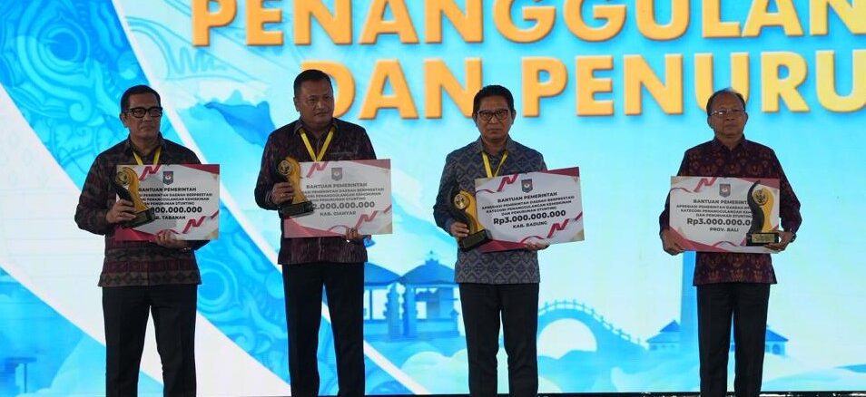 Bupati Wayan Adi Arnawa menerima penghargaan Terbaik I Kategori Penanggulangan Kemiskinan dan Penurunan Stunting Tingkat Kabupaten dari Menteri PKP RI, Maruarar Sirait di Grand Ballroom Yogyakarta Marriott Hotel, DI Yogyakarta, Kamis (4/6).- IST