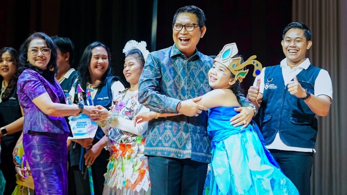 Bupati Wayan Adi Arnawa saat membuka Badung Education Fair 2026 sekaligus meluncurkan Program Beasiswa Nak Badung di Balai Budaya Giri Nata Mandala, Puspem Badung, Selasa (9/6). - ist