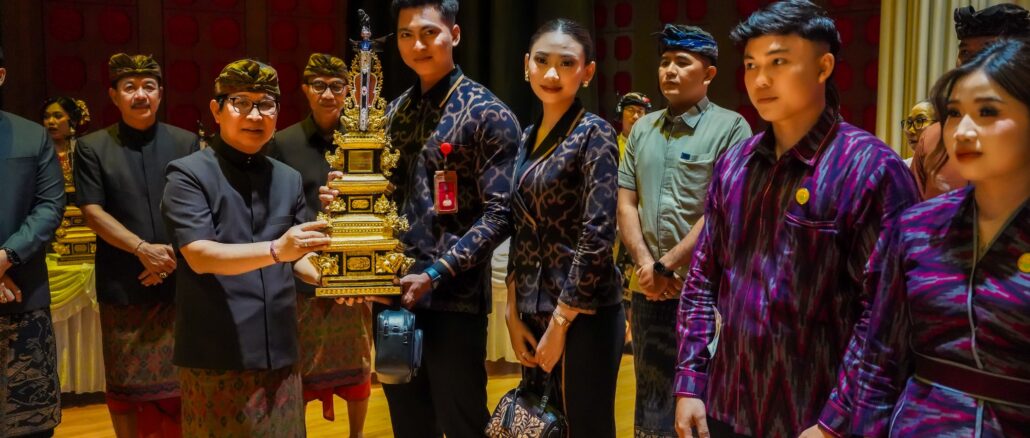 Bupati Wayan Adi Arnawa bersama Wabup Bagus Alit Sucipta saat hadir menutup PKB Kabupaten Badung XLVIII Tahun 2026 di Balai Budaya Giri Nata Mandala, Puspem - ISTBadung, Minggu (7/6).