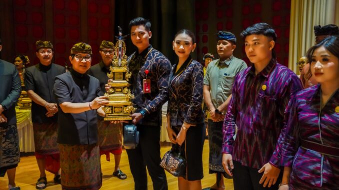 Bupati Wayan Adi Arnawa bersama Wabup Bagus Alit Sucipta saat hadir menutup PKB Kabupaten Badung XLVIII Tahun 2026 di Balai Budaya Giri Nata Mandala, Puspem - ISTBadung, Minggu (7/6).