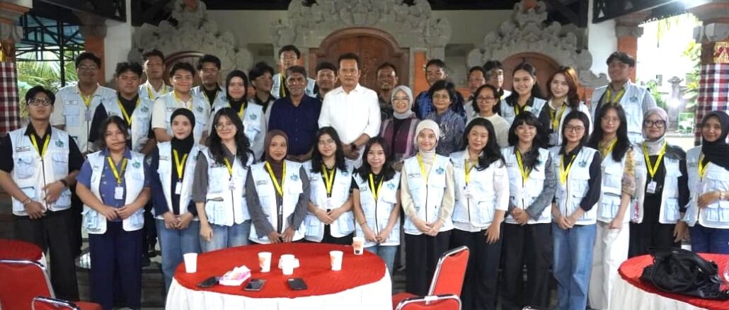 Bupati Jembrana Made Kembang Hartawan (tengah, baju putih) bersama mahasiswa KKN UGM - IST