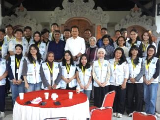 Bupati Jembrana Made Kembang Hartawan (tengah, baju putih) bersama mahasiswa KKN UGM - IST