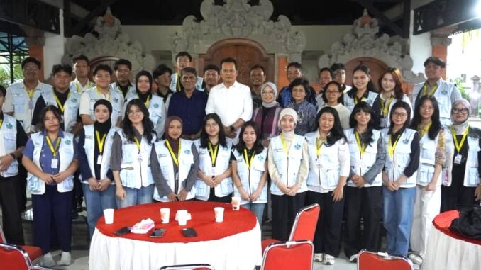 Bupati Jembrana Made Kembang Hartawan (tengah, baju putih) bersama mahasiswa KKN UGM - IST